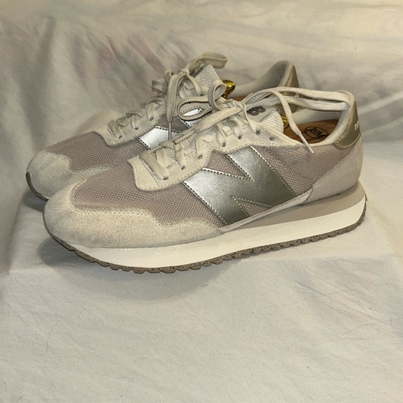 New Balance 237 Classic Running Style Sneakers - Picture 1 of 8